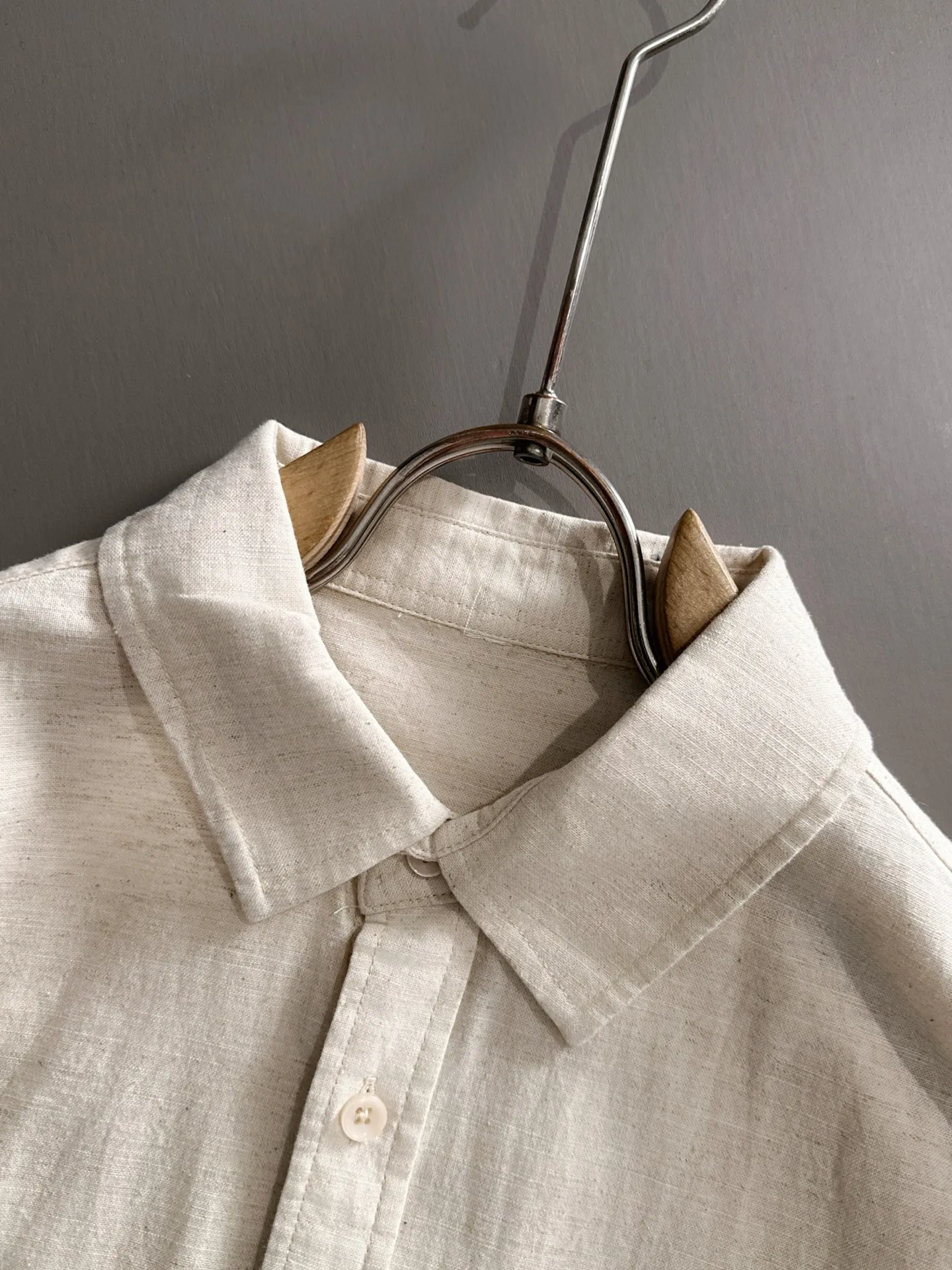 P360 Paul's 2025 new striped shirt, a versatile long-sleeved shirt for business and leisure. After a new style interpretation, with eye-catching earth tones, the fashion trend index of the entire shirt immediately soared! Made of imported 100% poplin cotton material, the light, silky and glossy silk fabric properties bring an unusual high-end visual sense. Needless to say, the upper body comfort is hand-cut. The pattern of the rear horizontal bar is restored, which is the only difference in the market! Technological electrostatic pressure spraying machine. The fluff is attracted by the plant body due to the different electric potential. It accelerates vertically and flies up to the pattern that has been scraped and primed. It is then dried in a high-temperature pipe oven to increase the fastness. The fashionable small pointed collar is paired with a flat-angle hem design, the overall simplicity and ability! Size: M-3XL